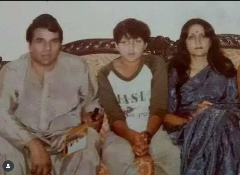 Prakash Kaur and Dharmendra with children. Prakash Kaur was very fond of wearing a saree. Prakash looks very gorgeous in this blue sari.