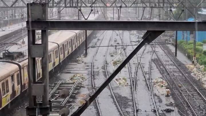 घाटकोपर ते दादर रेल्वे स्थानकांदरम्यान रेल्वे रुळांवर पाणी साचले आहे.