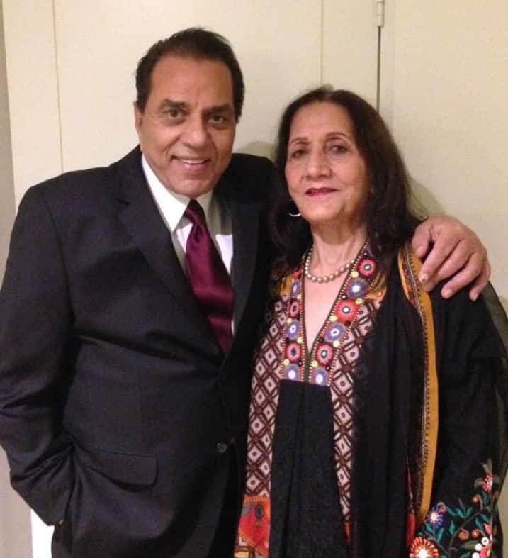 Dharmendra and Prakash Kaur are often seen together. The bonding of both is amazing.
