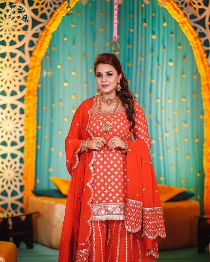 She looks very beautiful. If they come to act, then leave today's actresses behind.