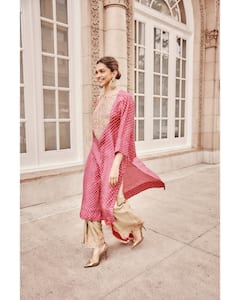 गणेश चतुर्थी पर दिखना है ट्रेडिशनल? लुक के लिए सेलिब्रिटीज से लें आइडिया