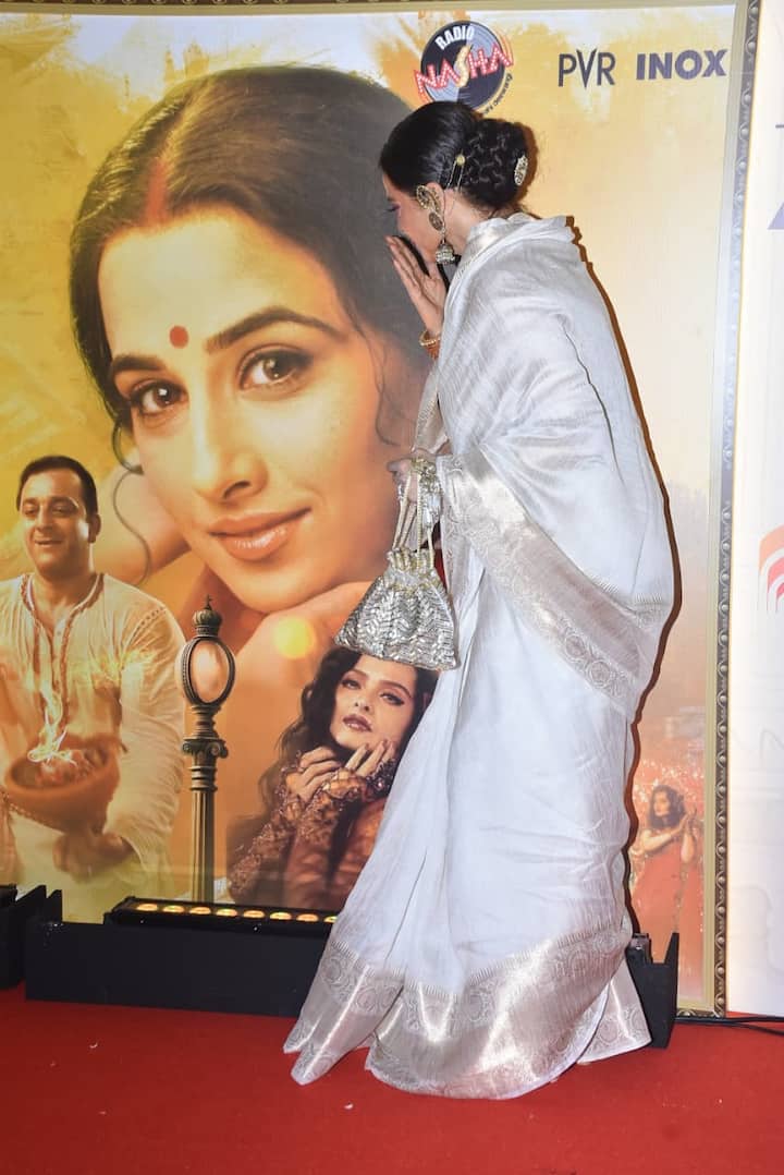 परिणीता के प्रीमियर से रेखा की तस्वीरें अब सोशल मीडिया पर वायरल हो रही हैं. वहीं इस उम्र में भी एक्ट्रेस की खूबसूरती पर लोग मर मिट रहे हैं.
