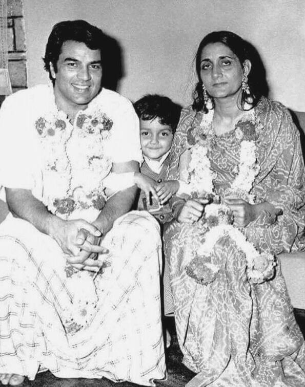 Prakash Kaur has always been an idol of simplicity. In this photo, she is looking beautiful wearing a saree.