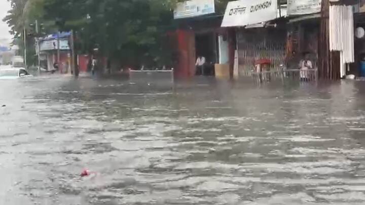 एलबीएस रोडवर मोठ्याप्रमाणात पाणी साचले आहे. दुकानांमध्ये पाणी शिरले आहे. कार पाण्याखाली गेली आहे.