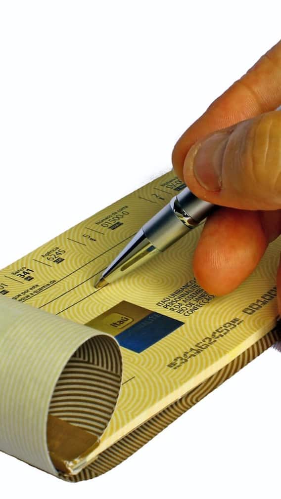 টাকা তুলতে চেকের পিছনেও কেন সই করতে হয় ? জানেন আসল কারণ ?