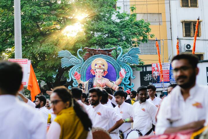 या सणाच्या उत्साहात पर्यावरणाचे नुकसान होऊ नये याची जाणीव ठेवणे आपली जबाबदारी आहे.