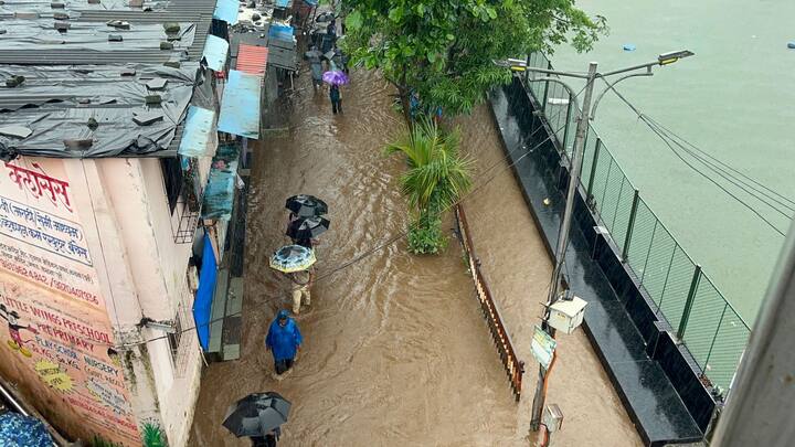 अनेक भागांमध्ये रस्त्यांना नद्यांचं स्वरुप आलं आहे, तर काही ठिकाणी नागरिकांच्या कमरेइतकं पाणी असल्यामुळे चालतांना मोठ्या अडचणींचा सामना करावा लागला.