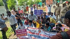 69,000 शिक्षक भर्ती मामले में अभ्यर्थियों ने एक बार फिर घेरा केशव प्रसाद मौर्य का आवास, की ये मांग