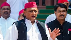 वोट चोरी पर संसद परिसर में प्रदर्शन, अखिलेश यादव का चुनाव आयोग पर हमला, दिखाई हलफनामे की कॉपी