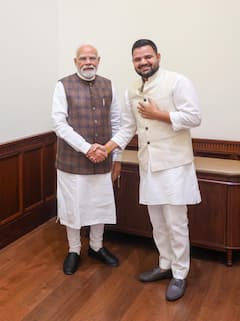 कैसरगंज सांसद करण भूषण सिंह ने बच्चों के साथ की पीएम मोदी से मुलाकात, दिया ये तोहफा