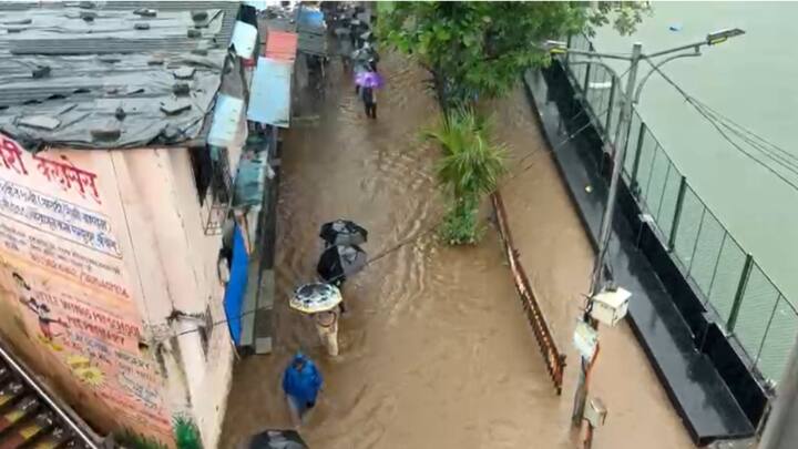 रेल्वे स्थानकांच्या परिसरात मोठ्याप्रमाणावर पाणी साचले आहे