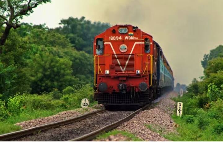 ਯਾਤਰੀਆਂ ਦੀ ਸੁਰੱਖਿਆ ਅਤੇ ਸਿਹਤ ਨੂੰ ਧਿਆਨ ਵਿੱਚ ਰੱਖਦੇ ਹੋਏ, ਰੇਲਵੇ ਨੇ ਕਈ ਵਿਕਲਪ ਪ੍ਰਦਾਨ ਕੀਤੇ ਹਨ। ਕਈ ਵਾਰ ਯਾਤਰੀ ਲੰਬੀ ਯਾਤਰਾ, ਥਕਾਵਟ ਜਾਂ ਮੌਸਮ ਵਿੱਚ ਤਬਦੀਲੀ ਕਾਰਨ ਬੇਆਰਾਮ ਮਹਿਸੂਸ ਕਰਨ ਲੱਗਦੇ ਹਨ। ਪਰ ਕਈ ਵਾਰ ਸਥਿਤੀ ਗੰਭੀਰ ਹੋ ਜਾਂਦੀ ਹੈ। ਅਜਿਹੀ ਸਥਿਤੀ ਵਿੱਚ, ਤੁਰੰਤ ਕਾਰਵਾਈ ਕਰਨਾ ਜ਼ਰੂਰੀ ਹੈ।