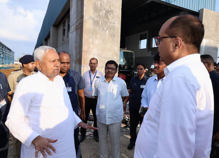 In the course of inspection, the Chief Minister inquired from the officials about the progress and other situation of the construction works of Patna Metro Rail. Officials told the Chief Minister that metro rail will be stagnated, maintained and clean in Patna Metro Terminal Complex in Bairia. Management work will be done for the smooth operation of the metro rail from the administrative building built here.
