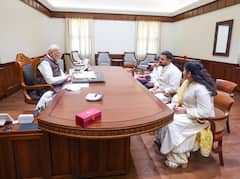 कैसरगंज सांसद करण भूषण सिंह ने बच्चों के साथ की पीएम मोदी से मुलाकात, दिया ये तोहफा