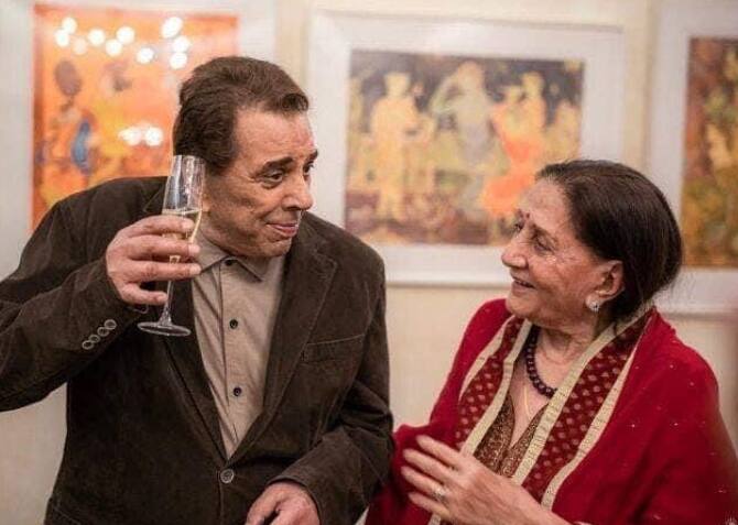 Dharmendra and Prakash enjoyed a lot in Karan Deol's wedding. Dharmendra and Prakash Kaur's bonding with jam in hand is made.