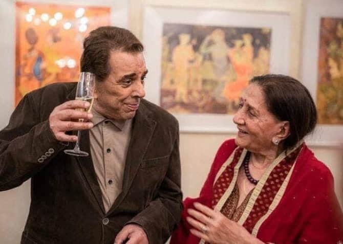 करण देओल की शादी में धर्मेंद्र और प्रकाश ने खूब एंजॉय किया था. हाथ में जाम लिए धर्मेंद और प्रकाश कौर की बॉन्डिंग देखते ही बनती है.