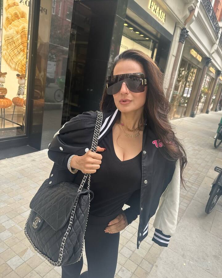 Amisha's luxury life discussion has been happening for a long time. It is said that she used to come from Mercedes even during her debut film. She used to wear diamonds from her debut time. Recently, when Farah Khan reached his house, he collected his luxury bag, belt, watch and shoes. After seeing this, Farah Khan's senses flew away.