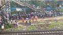 Mumbai Heavy Rain Local Train: मुंबईत तुफान पाऊस, लोकल ट्रेन ठप्प, प्रवाशांची रेल्वे ट्रॅकवरुन पायपीट
