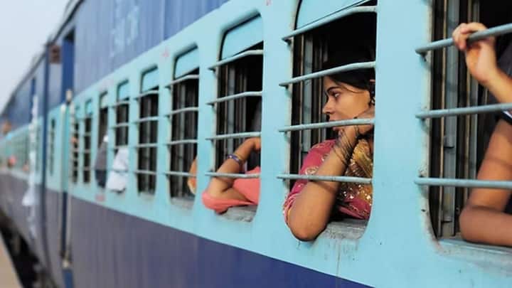 ट्रेन के सफर के दौरान हेल्थ प्राॅब्लम आने पर लोग अक्सर समझ नहीं पाते हैं कि ऐसे में क्या करना चाहिए. आपको बता दें इसके लिए रेलवे की ओर से आपको मदद दी जाती है. भारतीय रेलवे की ओर इसके लिए हेल्पलाइन नंबर जारी किए गए है.