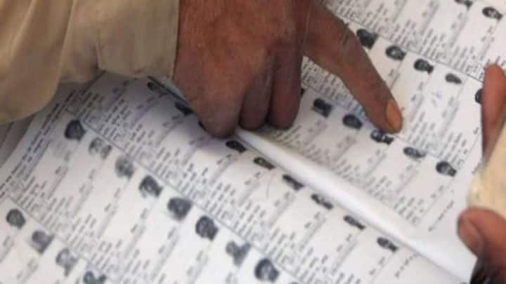 स्पेशल इंटेंसिव रिवीजन प्रक्रिया के तहत मतदाता सूची को अपडेट किया जा जाता है. ताकि इसमें नए मतदाता अपना नाम जोड़ सकते हैं और जिनका नाम गलती से छूट गया है. उन्हें दोबारा शामिल किया जा सकता है. जिनके नाम डबल हैं उन्हें हटाया जाता है.