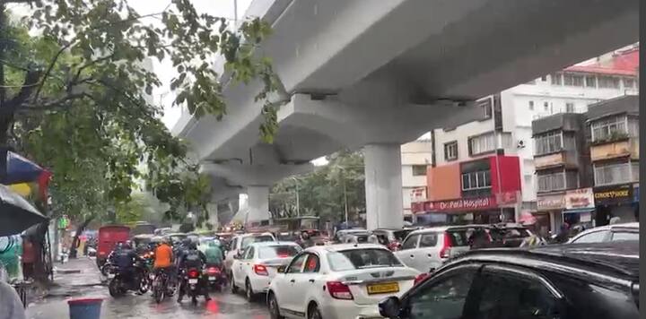 सकाळपासून पुण्यात जोरदार पाऊस सुरू आहे.  मुसळधार पावसामुळे शहरातील अनेक रस्ते जलमय झालेत.