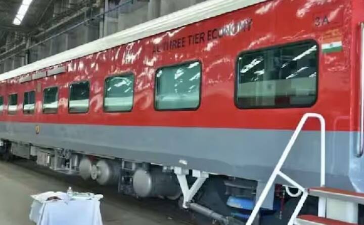 ਇਸ ਤੋਂ ਇਲਾਵਾ, ਤੁਸੀਂ ਇਸ ਬਾਰੇ ਟੀਟੀਈ ਜਾਂ ਕੋਚ ਅਟੈਂਡੈਂਟ ਨੂੰ ਵੀ ਸੂਚਿਤ ਕਰ ਸਕਦੇ ਹੋ। ਪਰ ਜੇਕਰ ਹਾਲਤ ਬਹੁਤ ਖਰਾਬ ਹੈ ਤਾਂ ਹੈਲਪਲਾਈਨ 'ਤੇ ਕਾਲ ਕਰਨਾ ਅਤੇ ਡਾਕਟਰੀ ਸਹਾਇਤਾ ਲੈਣਾ ਬਿਹਤਰ ਹੈ। ਰੇਲਵੇ ਦੀ ਇਹ ਹੈਲਪਲਾਈਨ ਲੋਕਾਂ ਨੂੰ ਸਮੇਂ ਸਿਰ ਮਦਦ ਪ੍ਰਦਾਨ ਕਰਦੀ ਹੈ।