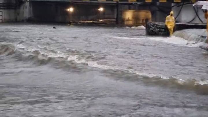 मुंबईसह उपनगरांमध्ये दोन दिवसांपासून धुवांधार पाऊस सुरूये. चेंबूरमध्ये सर्वाधिक पाऊस झाला असून 6 तासांत 170 मिमी पाऊस झाला आहे.