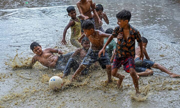 বুধবার বেশিরভাগ জেলার কিছু জায়গায় বজ্রবিদ্যুৎ সহ বৃষ্টি। আংশিক মেঘলা আকাশ এবং অস্বস্তি থাকবে। মুর্শিদাবাদ, নদিয়া, উত্তর ও দক্ষিণ ২৪ পরগনা, হাওড়া, পূর্ব ও পশ্চিম মেদিনীপুর এবং বাঁকুড়া ও ঝাড়গ্রাম জেলাতে বজ্রবিদ্যুৎ সহ বৃষ্টির পূর্বাভাস। 
