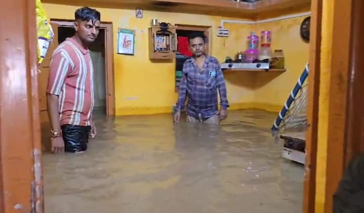 આ ઉપરાંત અનેક નાના-મોટા વેપારીઓની દુકાનોમાં પણ પાણી ઘૂસતા વ્યાપક નુકસાની વેઠવાનો વારો આવ્યો હતો. ગીર ગઢડા તાલુકામાં પણ રાત્રી દરમિયાન મેઘરાજા મનમુકીને વરસ્યા હતા.
