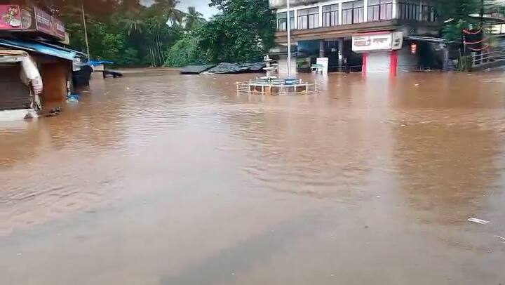 मुंबईत गेल्या दोन दिवसांपासून सुरु असलेल्या पावसामुळे अनेक परिसरात सखल भागात पाणी साचल्याचं चित्र आहे आणि हवामान विभागाकडून तर अतिमुसळधार पावसाचा इशारा देण्यात आलाय.