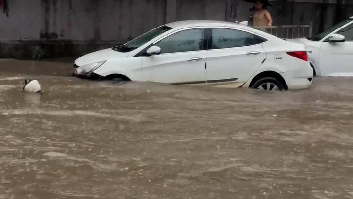 ठाणे, नवी मुंबईतही जोरदार पाऊस कोसळतेय. पश्चिम उपनगरात अंधेरी जोगेश्वरी, गोरेगाव, मालाड, कांदिवली, बोरिवली, दहिसर, विलेपार्ले, सांताक्रूझ,वांद्रे या सर्व परिसरात पाऊस सुरू आहे.