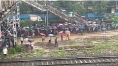Mumbai Heavy Rain Local Train: मुंबईत तुफान पाऊस, लोकल ट्रेन ठप्प, प्रवाशांची रेल्वे ट्रॅकवरुन पायपीट