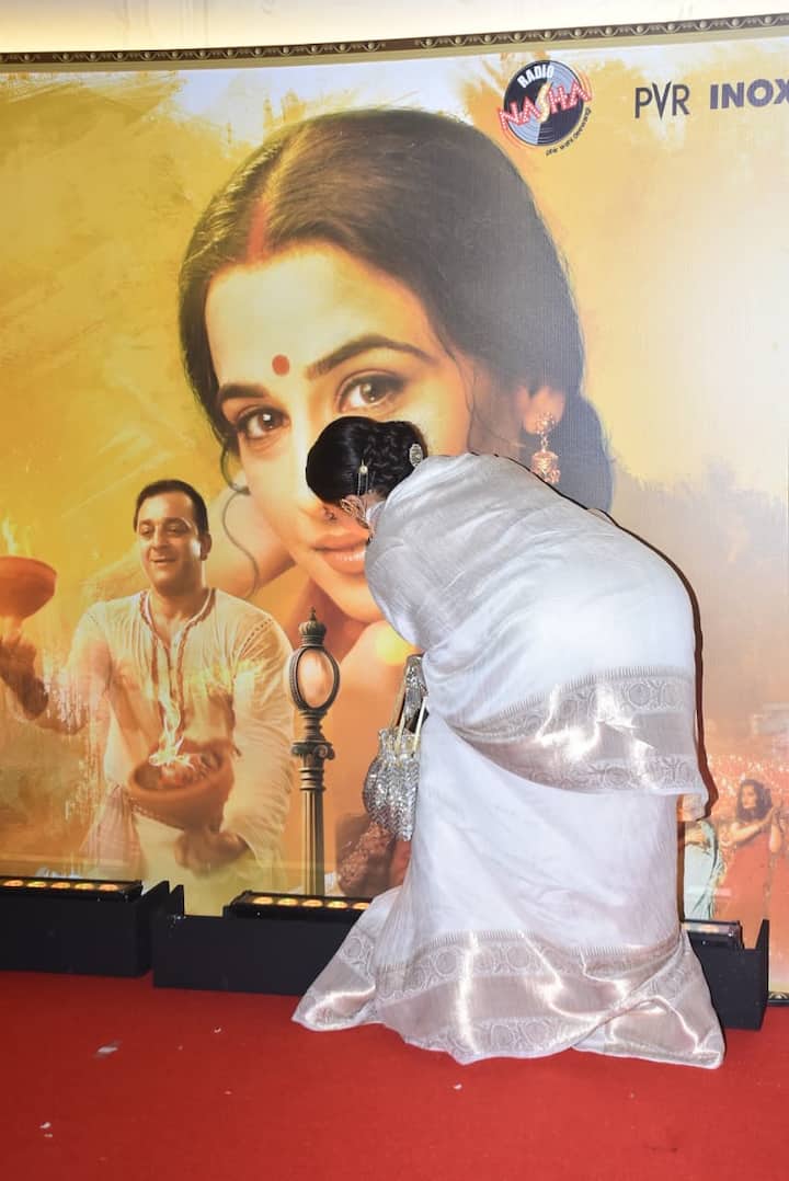 दरअसल रेखा परीणीता के पोस्टर के बेहद नजदीक गई और उन्होंने विद्या बालन की फोटो पर किस कर उनकी नजर उतारी