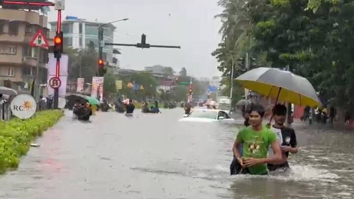 नागरिकांना रस्त्यावर साचलेल्या पाण्यातून वाट काढावी लागत आहे.