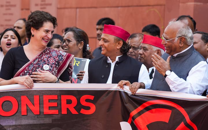 कांग्रेस सांसद रंजीता रंजन ने कहा कि एसआईआर से लोग आश्वस्त नहीं हैं. मतदाताओं के वोट के अधिकार के लिए राहुल गांधी लड़ाई लड़ रहे हैं. पूरा बिहार कांग्रेस और राहुल गांधी के साथ खड़ा है, क्योंकि लोगों को यह महसूस हो रहा है कि जब हमारा वोट का अधिकार छिन जाएगा तो लोकतंत्र और राजनीति का क्या मतलब रह जाएगा.