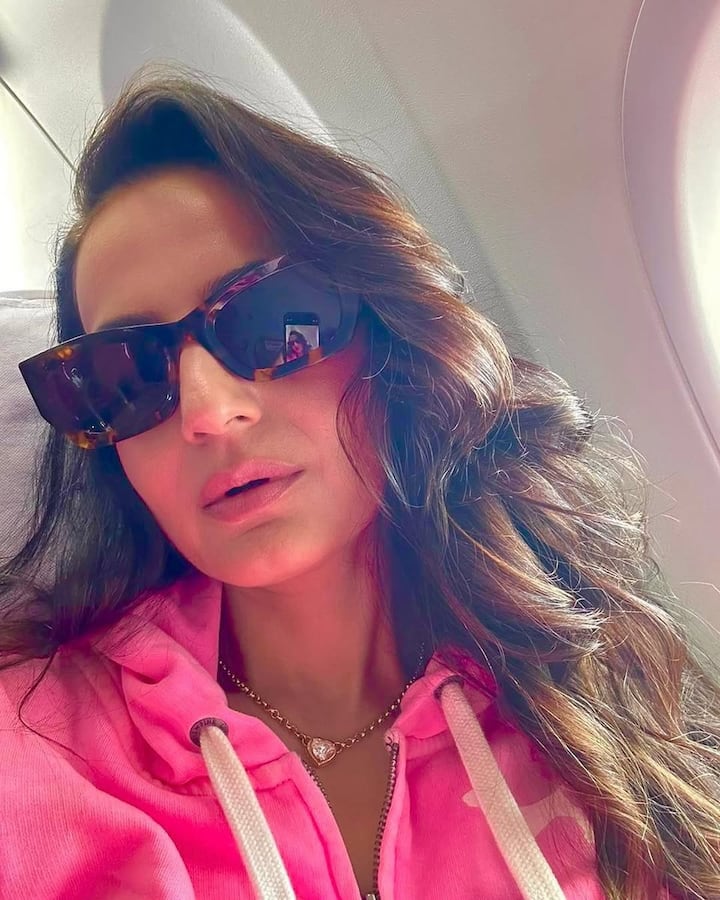 Amisha says that no one will have more designer bags in the industry. If she did not take this bag, she would have another panthouse in Mumbai and seeing this bag, there is a voice from inside Farah how poor she is.