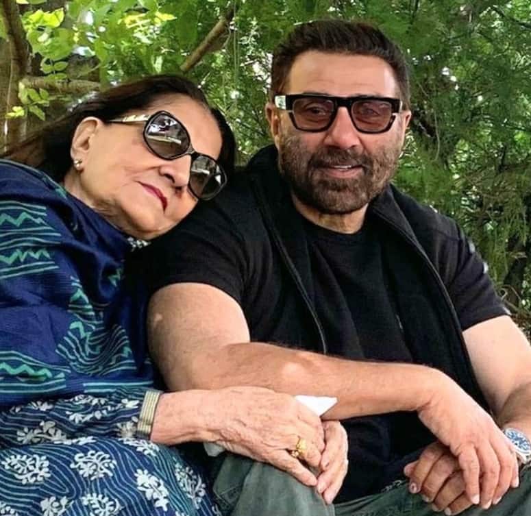 Prakash Kaur with son Sunny Deol. Prakash Kaur is often seen with her son Sunny. Sunny is quite close with her mother. They keep sharing photos with mother.