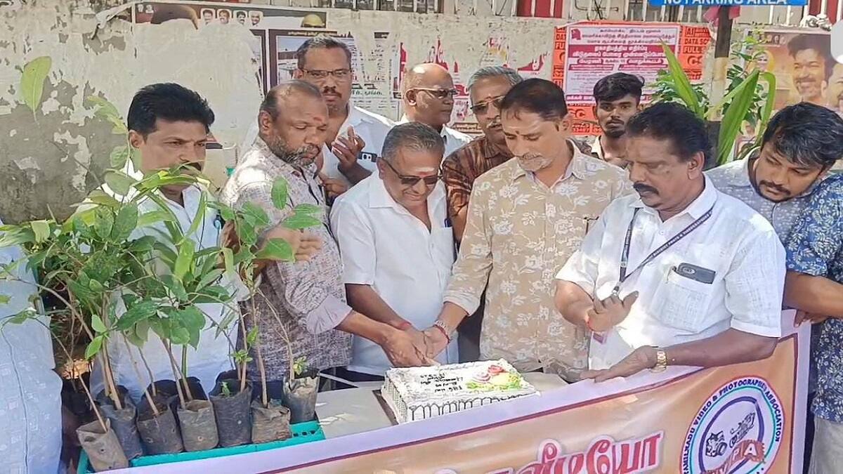 தஞ்சாவூரில் உலக புகைப்பட நாளை ஒட்டி கேக் வெட்டி கொண்டாட்டம்