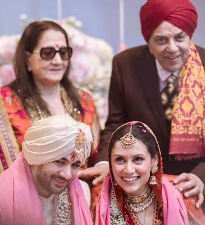 This photo is of the wedding of Dharmendra and Prakash's grandson Karan Deol. In this, light can be seen in a fashionable manner by applying glasses.