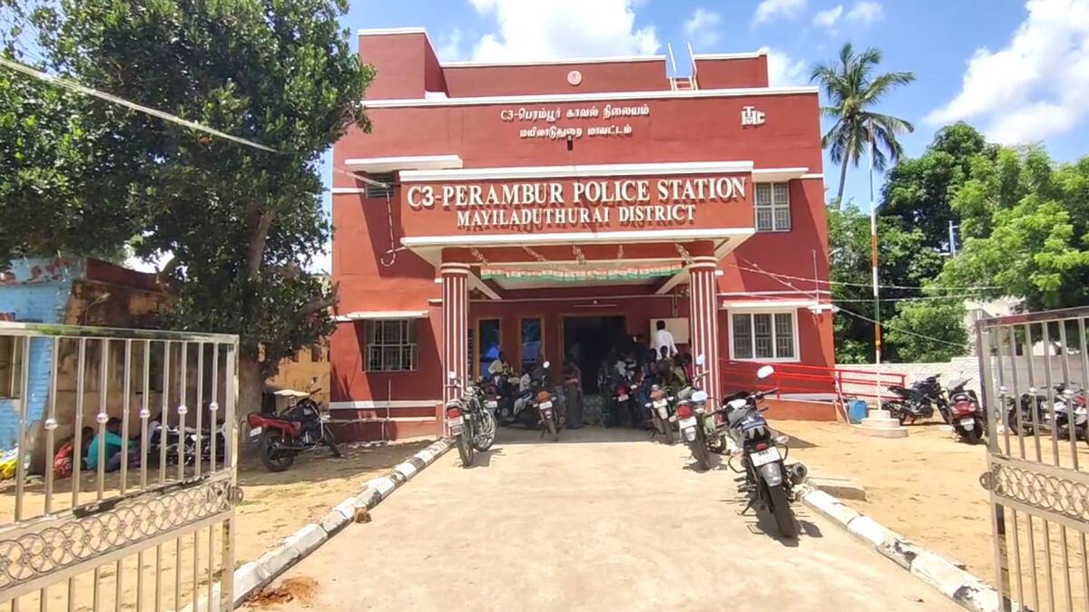 தொடரும் வெளிமாநில மதுபான கடத்தல்.. காரைக்காலில் இருந்து சாராயம் கடத்தி வந்த இளைஞரை மடக்கி பிடித்த காவல்துறை