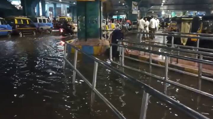 ठाणे रेल्वे स्थानकाच्या परिसरात पाणी साचले आहे.
