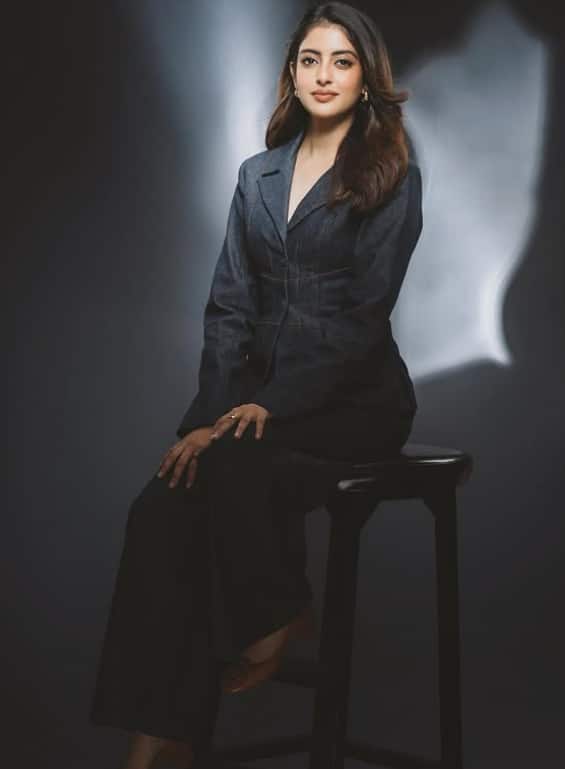 She also looks beautiful in gray suits. He completed the look with brown shoe. Side parted hairstyle makes them feel a lot.