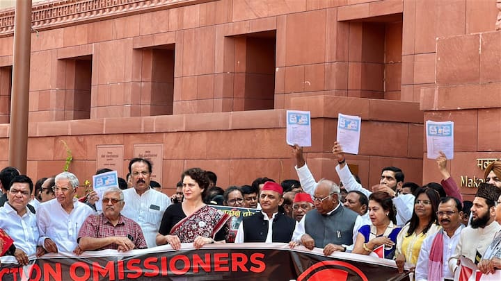 बिहार में एसआईआर प्रक्रिया पर संसद में गतिरोध लगातार जारी है. विपक्ष ने मंगलवार को भी एसआईआर प्रक्रिया में गड़बड़ी और 'वोट चोरी' के आरोप लगाते हुए चुनाव आयोग के खिलाफ प्रदर्शन किया. इसमें कांग्रेस के राष्ट्रीय अध्यक्ष मल्लिकार्जुन खड़गे, सांसद प्रियंका गांधी और सपा प्रमुख अखिलेश यादव समेत 'इंडिया' ब्लॉक के नेता शामिल थे.