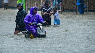 Mumbai Rains: ભારે વરસાદથી મુંબઈમાં અનેક વિસ્તારોમાં કમર સુધીના પાણી ભરાયા, સ્કૂલ-કોલેજ બંધ