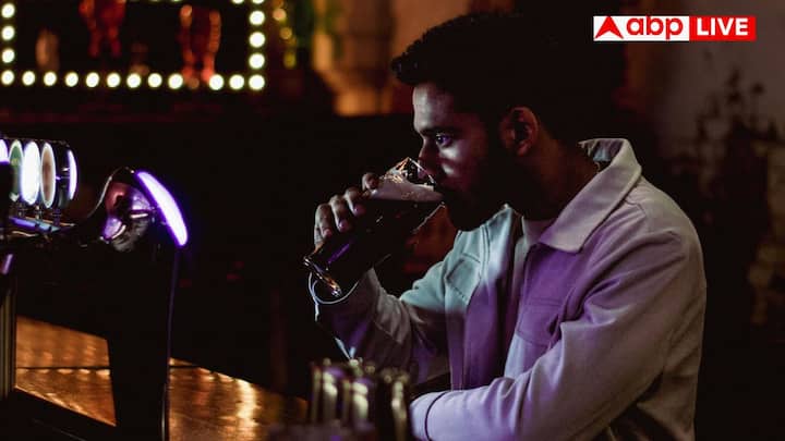 दूसरी आदत है शराब पीना. कई लोग मानते हैं कि वीकेंड पर या कभी-कभार शराब पीना हानिकारक नहीं है. लेकिन डॉक्टर चोपड़ा कहते हैं कि हफ़्ते में सिर्फ़ एक-दो बार ही पीनी चाहिए. हार्ड ड्रिंक से बचें और अगर जरूरी हो तो रेड वाइन या वाइट वाइन बेहतर विकल्प हो सकते हैं.