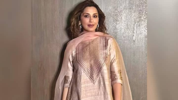 She looked exquisite in this grey silk kurta with gold zari motifs, styled with matching pants and a heavily embroidered dupatta. Golden mojaris and earrings added the finishing touch. (Image Source: Instagram/ iamsonalibendre)
