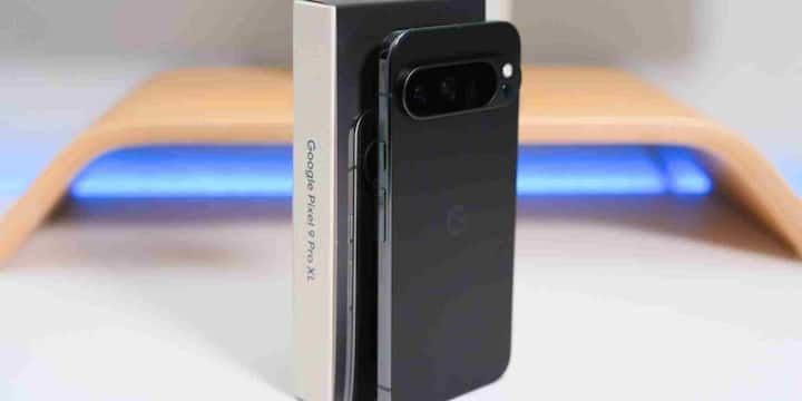 फीचर्स की बात करें तो गूगल पिक्सेल 9 प्रो XL में 6.7 इंच का LTPO OLED डिस्प्ले दिया गया है, जो 1344 x 2992 पिक्सल रेजॉल्यूशन, 120Hz रिफ्रेश रेट, 3000 निट्स पीक ब्राइटनेस और HDR सपोर्ट के साथ आता है. स्क्रीन की सुरक्षा के लिए इसमें गोरिल्ला ग्लास विक्टस 2 का प्रोटेक्शन भी दिया गया है. कैमरा सेटअप इसकी सबसे बड़ी खासियतों में से एक है.