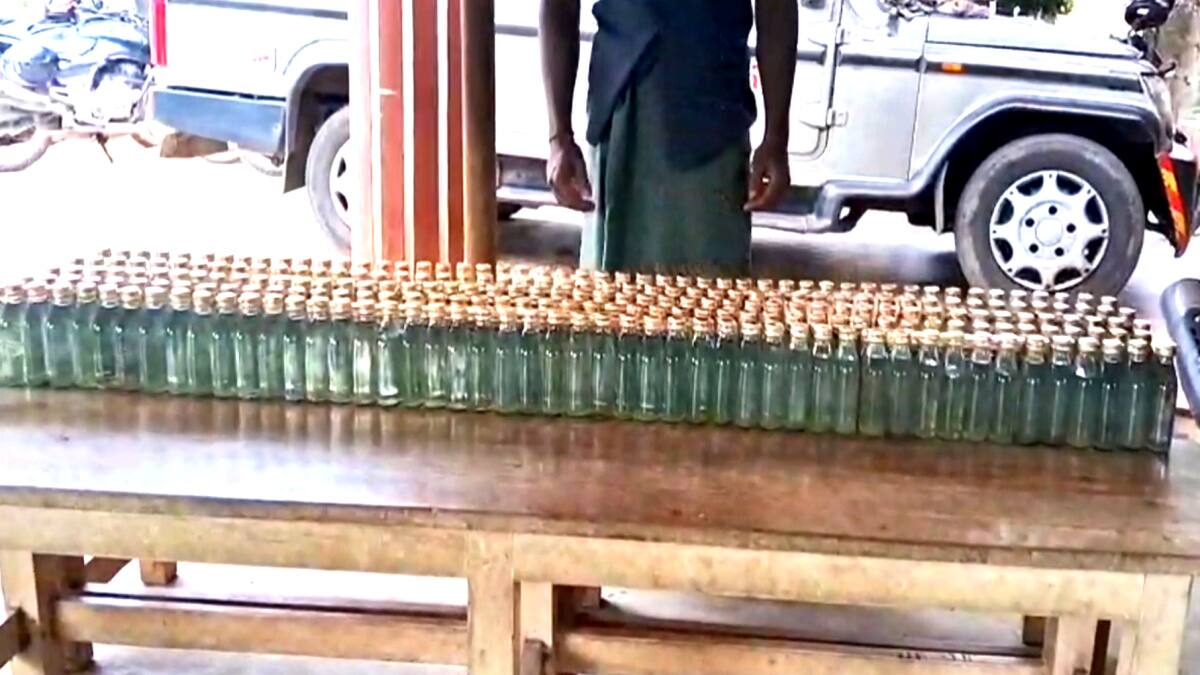 தொடரும் வெளிமாநில மதுபான கடத்தல்.. காரைக்காலில் இருந்து சாராயம் கடத்தி வந்த இளைஞரை மடக்கி பிடித்த காவல்துறை