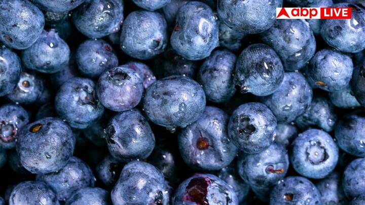 ब्लूबेरी, स्ट्रॉबेरी, सेब और संतरा जैसे फल एंटीऑक्सीडेंट से भरपूर होते हैं. ये शरीर में सूजन और ऑक्सीडेटिव स्ट्रेस कम करते हैं, जिससे दिल की बीमारियों का खतरा घटता है.