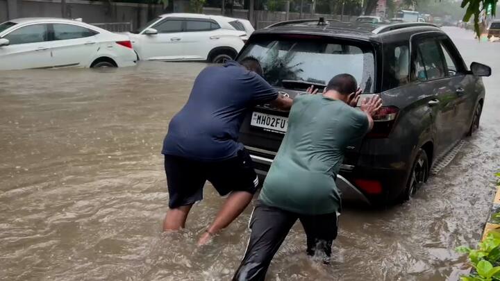 मुंबईतील किंग्ज सर्कल परिसरात पाणीच पाणी काल रात्रीपासून सुरू असलेल्या मुसळधार पावसामुळे मुंबईच्या दादर आणि इतर सखल भागात पाणी साचलं. कुर्ला, विद्याविहारदरम्यान परिसरातही पाणी साचलं आहे.